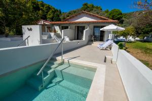 una villa con piscina e una casa di Villa Anni a Città di Skiathos