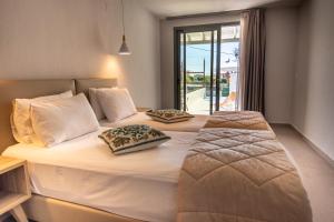 due letti in una stanza d'albergo con finestra di Villa Anni a Città di Skiathos