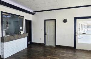 Washington Motel في واشنطن: غرفة بجدران بيضاء وباب +11 صورة