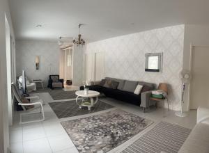 un salon avec un canapé et une table dans l'établissement Lomamökki 25 km Turusta, à Masku