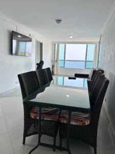 einen Esstisch und Stühle in einem Zimmer mit Fenster in der Unterkunft Apartamento en el Rodadero in Santa Marta