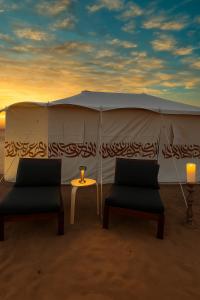 Východ nebo západ slunce při pohledu z kempu nebo okolí