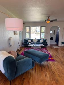 Posezení v ubytování Temple Of Divine Light