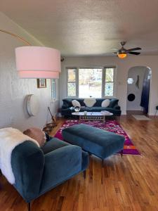 Posezení v ubytování Temple Of Divine Light