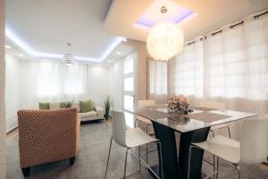 a dining room with a table and chairs at Cayenne | Cozy Apt | Generator/Cistern | Bayamón in Bayamón
