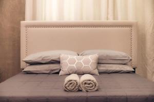 a bed with pillows and towels on top of it at Cayenne | Cozy Apt | Generator/Cistern | Bayamón in Forest Hills