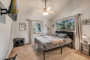 Postel nebo postele na pokoji v ubytování Modern Mountain Cabin, Fireplace, Deck with Deer Views, Near Wolf Center
