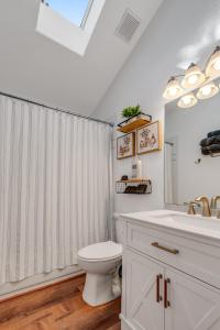 Koupelna v ubytování Modern Mountain Cabin, Fireplace, Deck with Deer Views, Near Wolf Center