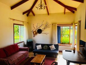 Posezení v ubytování Casa con orilla de río y vista a los volcanes