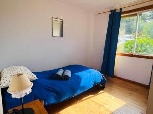 Postel nebo postele na pokoji v ubytování Casa con orilla de río y vista a los volcanes