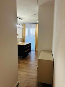 een kamer met een bureau en een tafel in een kamer bij Cozy home in Galanta in Galanta