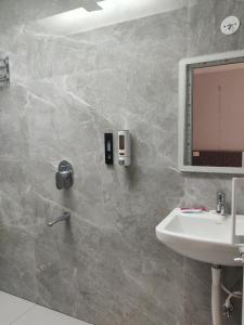 Phòng tắm tại The Bypass Inn +8 ảnh