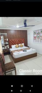 Ένα ή περισσότερα κρεβάτια σε δωμάτιο στο lake view palace