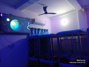 Zimmer mit Etagenbetten und einem TV an der Wand in der Unterkunft Ac Comfort guest house in Deoghar + 8 Fotos