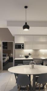 een keuken met een witte tafel en stoelen. bij Your Private Space in Soweto