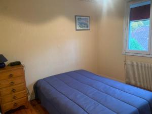 Ένα ή περισσότερα κρεβάτια σε δωμάτιο στο maison en face de la mer