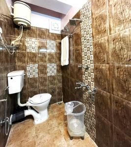 a bathroom with a toilet and a trash can at Harmony Sentiments in Jāmb