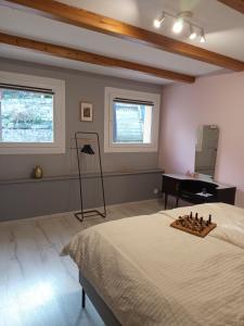 - une chambre avec un échiquier sur un lit dans l'établissement Gîte 3 étoiles Le Charme Des Cerisiers 8 pers, à Bouvigny-Boyeffles