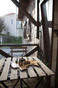 drewniany stół na balkonie w obiekcie Guesthouse Armakas w Kalawricie