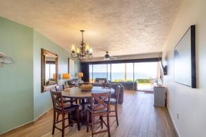 een eetkamer en woonkamer met een tafel en stoelen bij Sonoran Spa W101 in Campo del Medio