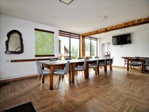 a dining room with a table and chairs at CABANA FRAM VÂRTOP in Vartop