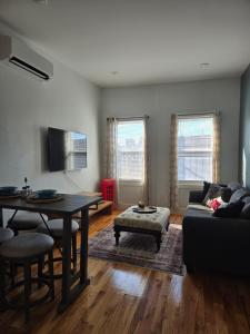 Un televizor și/sau centru de divertisment la The Harrison