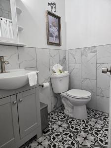 Ένα μπάνιο στο The Harrison