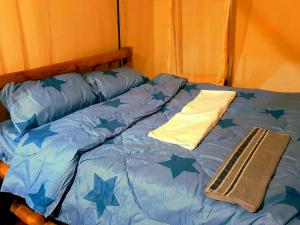 Postel nebo postele na pokoji v ubytování Furahia Eco Inn