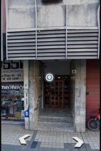 een ingang van een gebouw met een bord op de deur bij Alquiler temporal in Cordoba