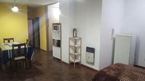 een kamer met een keuken en een eetkamer met een tafel bij Alquiler temporal in Cordoba