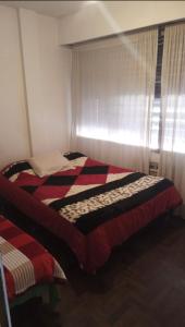 een slaapkamer met twee bedden en een raam bij Alquiler temporal in Cordoba