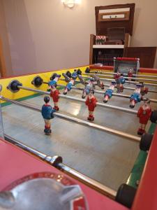 un groupe d'hommes jouant au bowling dans l'établissement Gîte 3 étoiles Le Charme Des Cerisiers 8 pers, à Bouvigny-Boyeffles