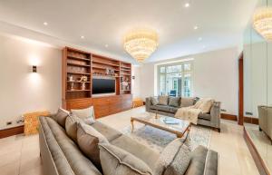 ロンドンにある250 SqM MEGA MANSIONのソファとテレビのあるリビングルーム