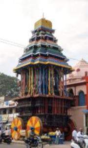 a large colorful tower in the middle of a street at F & N Stay in Tiruvannāmalai