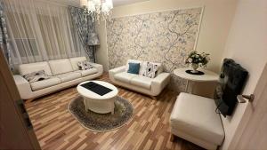 Χώρος καθιστικού στο KT cosy hillside apartment