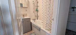 Et badeværelse på Home for the Holidays + 29 billeder