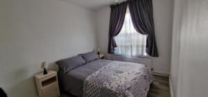 En eller flere senge i et værelse på Home for the Holidays