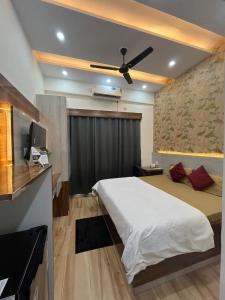 En eller flere senge i et værelse på Orchid suites