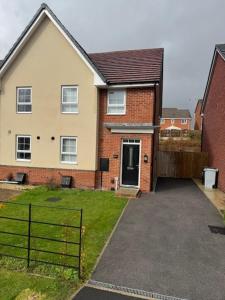 a house with a driveway in front of it at Home 4 Home short stay in Warren