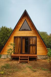una casa con una gran ventana en la parte delantera en Old farm 1, en Ijevan