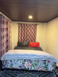 1 dormitorio con 1 cama con cabecero en Sungava homestay, en Mirik