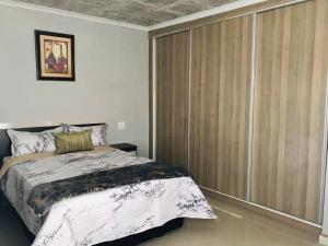 Postel nebo postele na pokoji v ubytování RMB Luxury Lodge