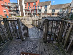 une passerelle en bois dans une ville avec des bâtiments dans l'établissement Large 3-bedrooms House Near Centre Free Parking, à Liverpool