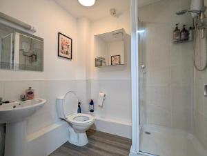 une salle de bain avec toilettes, lavabo et douche dans l'établissement Large 3-bedrooms House Near Centre Free Parking, à Liverpool 30 autres photos