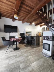 een woonkamer met open haard en een eetkamer bij Velencei Odú in Velence