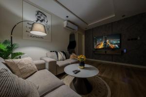 een woonkamer met een bank en een tafel bij شقة بطابع انيق بحي الملقا in Riyad +15 foto's