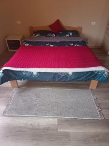 Postel nebo postele na pokoji v ubytování Mona apartman