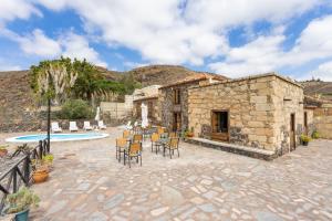Cette maison en pierre dispose d'une terrasse et d'une piscine. dans l'établissement Casa Rural Vera De La Hoya, à San Miguel de Abona
