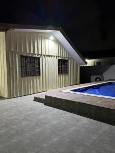 マチーニョスにあるCasa da Moisesの建物の隣にある大きなプール