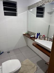 マチーニョスにあるCasa da Moisesのトイレと洗面台のあるバスルーム